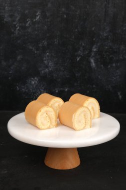 Kırsal Tahta Masa Üzerinde Zarif Katmanlı Kek