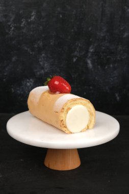 Kırsal Tahta Masa Üzerinde Zarif Katmanlı Kek