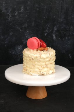 Kırsal Tahta Masa Üzerinde Zarif Katmanlı Kek