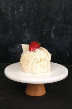 Kırsal Tahta Masa Üzerinde Zarif Katmanlı Kek