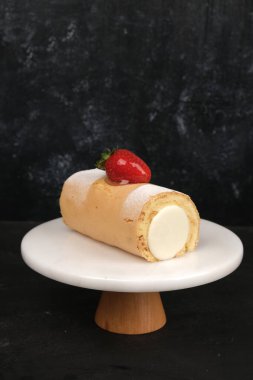 Çilekli ve çiçekli çikolatalı pasta.