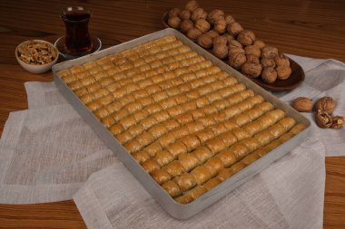 Orta Doğu Tatlısı Baklava Çayla servis edilir