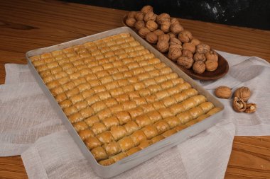 Orta Doğu Tatlısı Baklava Çayla servis edilir