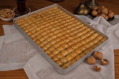 Orta Doğu Tatlısı Baklava Çayla servis edilir