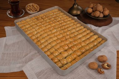 Orta Doğu Tatlısı Baklava Çayla servis edilir