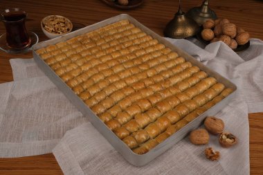 Orta Doğu Tatlısı Baklava Çayla servis edilir