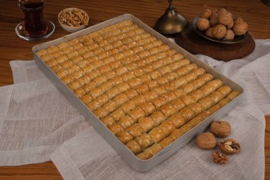 Orta Doğu Tatlısı Baklava Çayla servis edilir