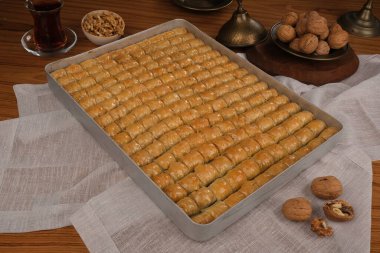 Orta Doğu Tatlısı Baklava Çayla servis edilir