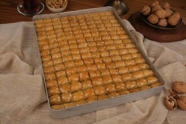 Orta Doğu Tatlısı Baklava Çayla servis edilir