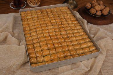 Orta Doğu Tatlısı Baklava Çayla servis edilir