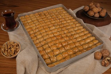 Orta Doğu Tatlısı Baklava Çayla servis edilir