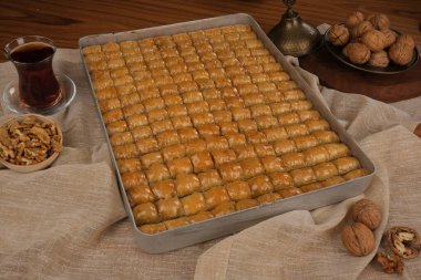 Orta Doğu Tatlısı Baklava Çayla servis edilir