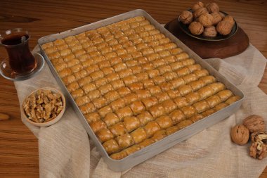 Orta Doğu Tatlısı Baklava Çayla servis edilir