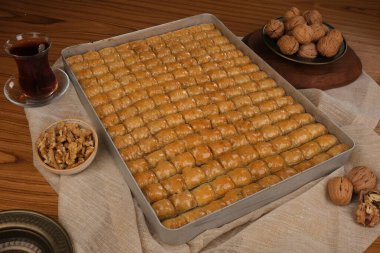 Orta Doğu Tatlısı Baklava Çayla servis edilir