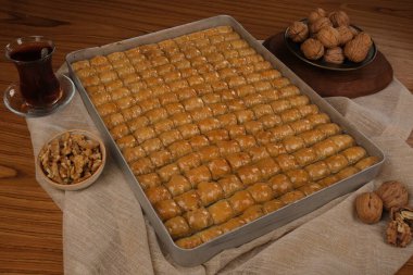 Orta Doğu Tatlısı Baklava Çayla servis edilir