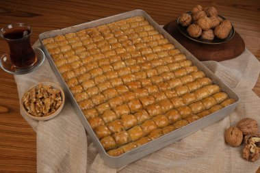 Orta Doğu Tatlısı Baklava Çayla servis edilir