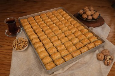 Orta Doğu Tatlısı Baklava Çayla servis edilir
