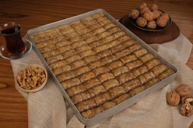 Orta Doğu Tatlısı Baklava Çayla servis edilir