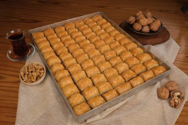 Orta Doğu Tatlısı Baklava Çayla servis edilir