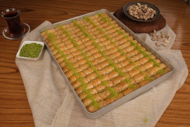 Orta Doğu Tatlısı Baklava Çayla servis edilir