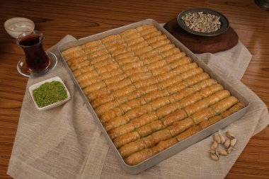 Orta Doğu Tatlısı Baklava Çayla servis edilir