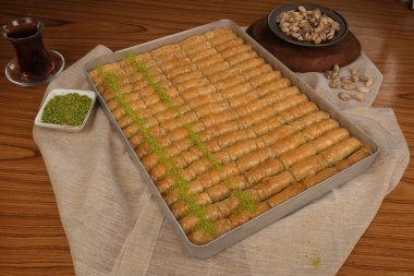 Orta Doğu Tatlısı Baklava Çayla servis edilir