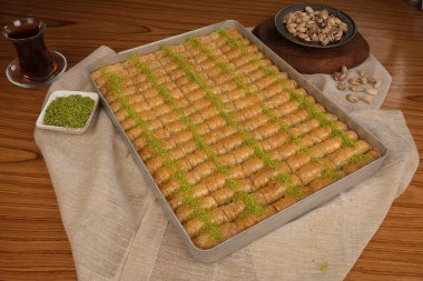 Orta Doğu Tatlısı Baklava Çayla servis edilir