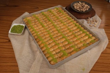 Orta Doğu Tatlısı Baklava Çayla servis edilir