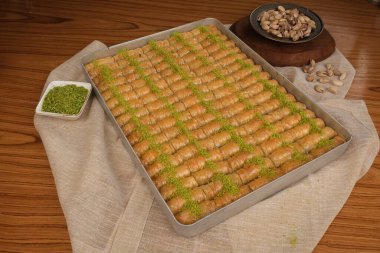 Orta Doğu Tatlısı Baklava Çayla servis edilir