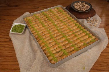 Orta Doğu Tatlısı Baklava Çayla servis edilir