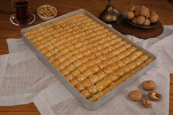 Orta Doğu Tatlısı Baklava Çayla servis edilir