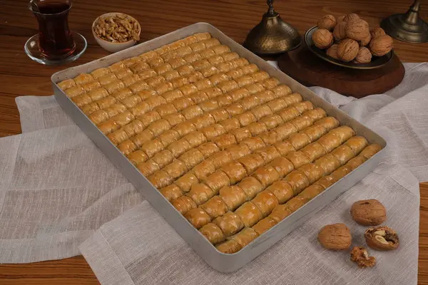 Orta Doğu Tatlısı Baklava Çayla servis edilir