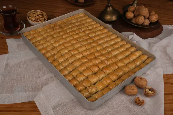 Orta Doğu Tatlısı Baklava Çayla servis edilir