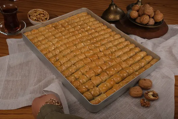 Orta Doğu Tatlısı Baklava Çayla servis edilir
