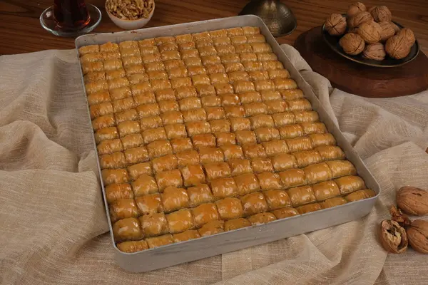 Orta Doğu Tatlısı Baklava Çayla servis edilir