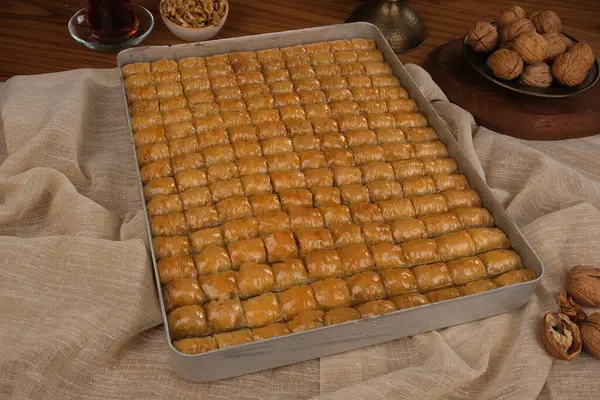 Orta Doğu Tatlısı Baklava Çayla servis edilir