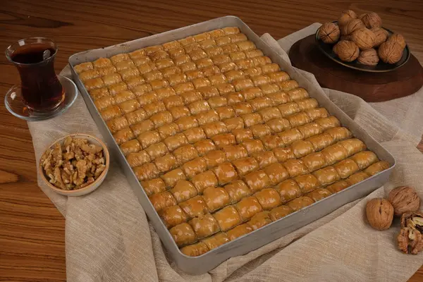 Orta Doğu Tatlısı Baklava Çayla servis edilir