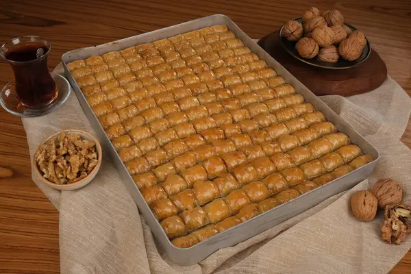 Orta Doğu Tatlısı Baklava Çayla servis edilir