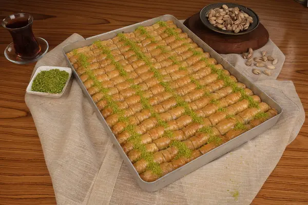 Orta Doğu Tatlısı Baklava Çayla servis edilir