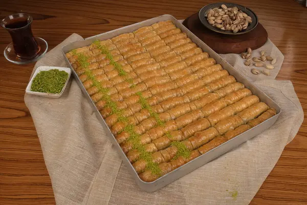 Orta Doğu Tatlısı Baklava Çayla servis edilir