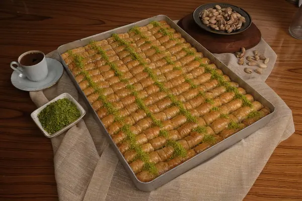 Orta Doğu Tatlısı Baklava Çayla servis edilir