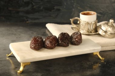 Geleneksel Orta Doğu Atıştırması: Tarihler ve Fındıklar