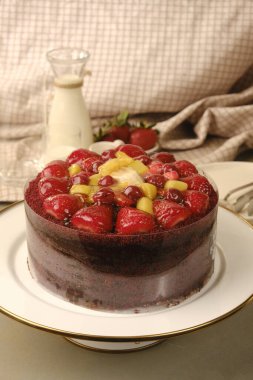 Doğal Işıkta Ev Yapımı Kremalı Kek