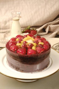 Doğal Işıkta Ev Yapımı Kremalı Kek