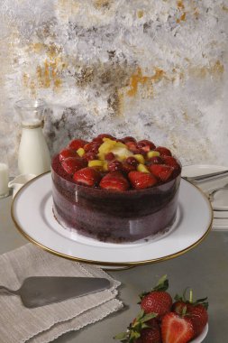 Doğal Işıkta Ev Yapımı Kremalı Kek