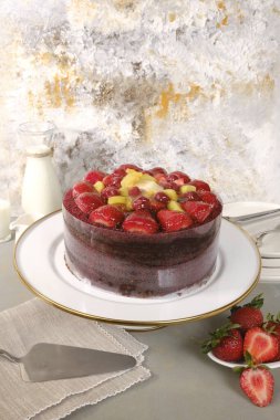 Doğal Işıkta Ev Yapımı Kremalı Kek