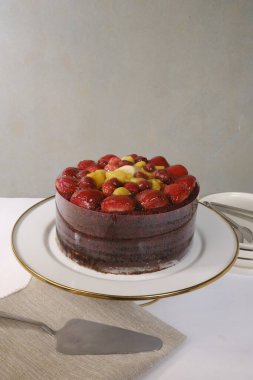 Doğal Işıkta Ev Yapımı Kremalı Kek