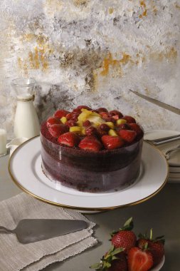 Doğal Işıkta Ev Yapımı Kremalı Kek