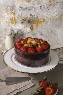 Doğal Işıkta Ev Yapımı Kremalı Kek