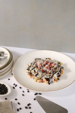 Dondurmalı ve Çıtır Şekerlemeli Tatlı Waffle